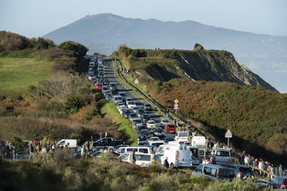 Hendaia eta Zokoa arteko errepide ertzean auto andana pilatu dira. Guillaume FAUVEAU