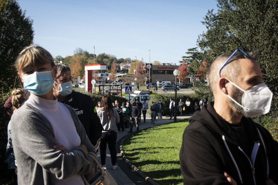 De longues files d’attentes se sont aussi créées devant les supermarchés. © Guillaume FAUVEAU