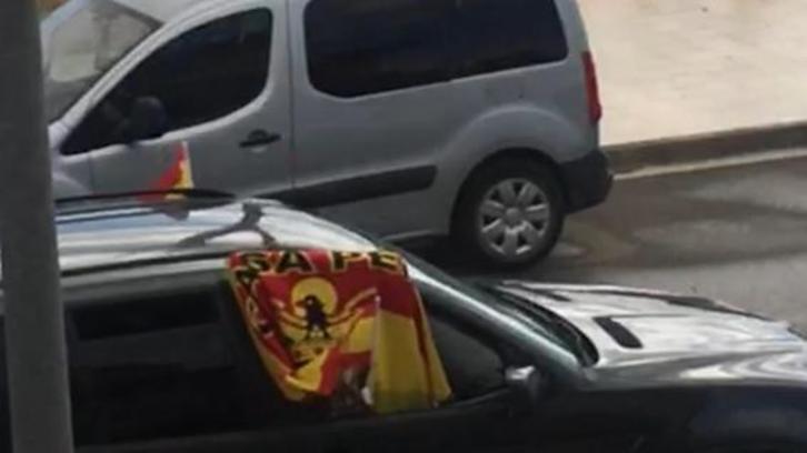 Imagen de la protesta en coche convocada por Vox el 12 de octubre, con el aguilucho franquista en la bandera.