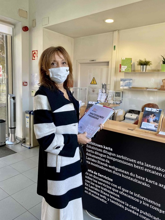 Eva Ferreira registrando su candidatura. (NAIZ)