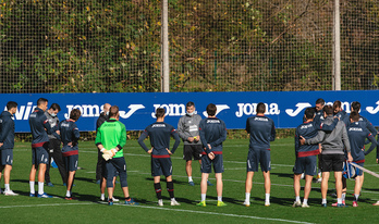 Mendilibar charla con sus futbolistas en Atxabalpe. (SD Eibar)