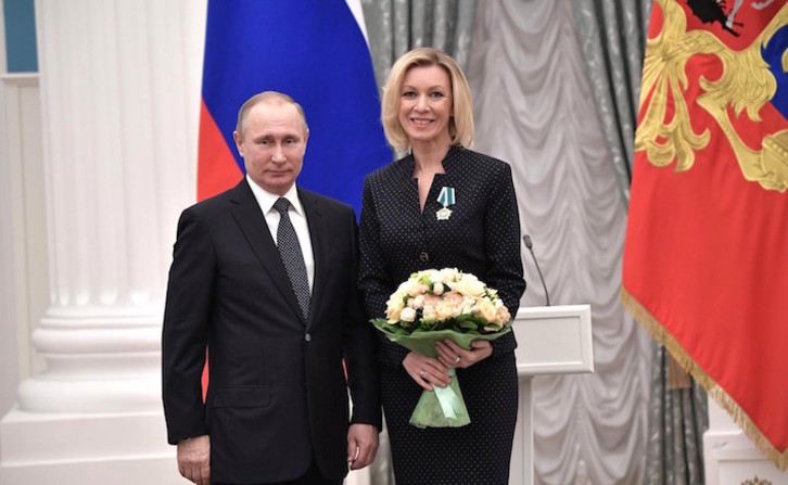 Maria Zakharova, portavoz del Ministerio ruso de Exteriores, junto al presidente, Vladimir Putin, en una imagen anterior. (KREMLIN)
