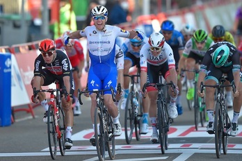 Sam Bennett, garaipena ospatzen Aguilar de Campooko helmugan (Ander GILLENEA / AFP)