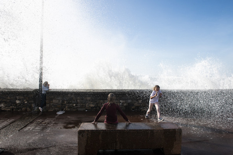 La houle énergétique offrait un spectacle supplémentaire à cette journée ensoleillée, à la veille du retour de l’attestation de sortie obligatoire… © Guillaume Fauveau