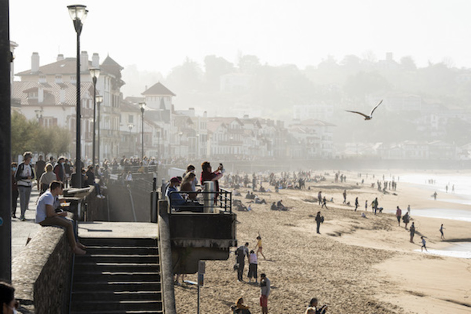 Il y avait du monde sur la grande plage de Saint-Jean-de-Luz ce jeudi 29 octobre. Les promeneurs ont voulu profiter jusqu’au dernier moment de cette veille de reconfinement. © Guillaume Fauveau
