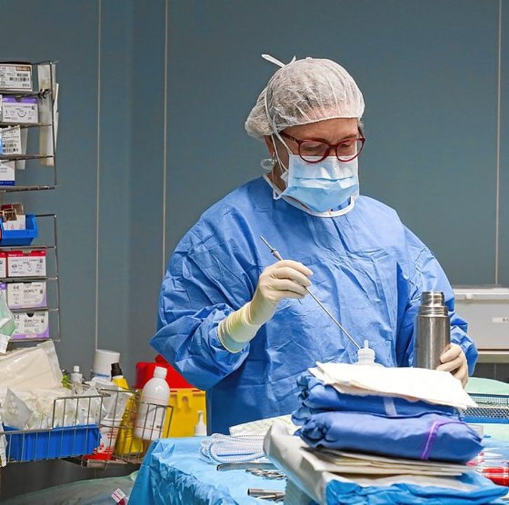 Una auxiliar en los quirófanos del CHN. (Marisol RAMÍREZ/FOKU)