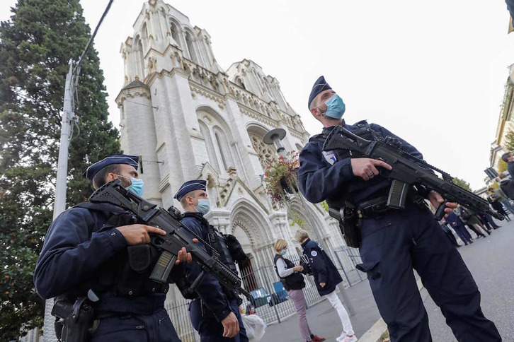 Poliziak Nizako Notre Dame basilikan, gaur goizean. (Eric GAILLARD/AFP)