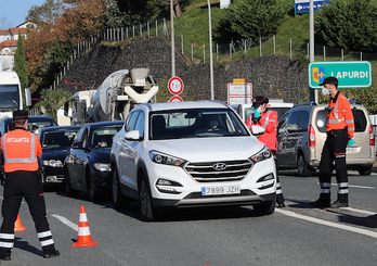 La Ertzaintza a contrôlé une par une les voitures à Béhobie ce vendredi 30 octobre. © Bob EDME