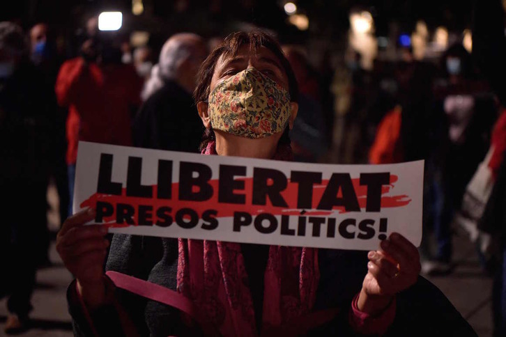 Protesta en Barcelona cuando se produjeron las detenciones. (Pau BARRENA/AFP)
