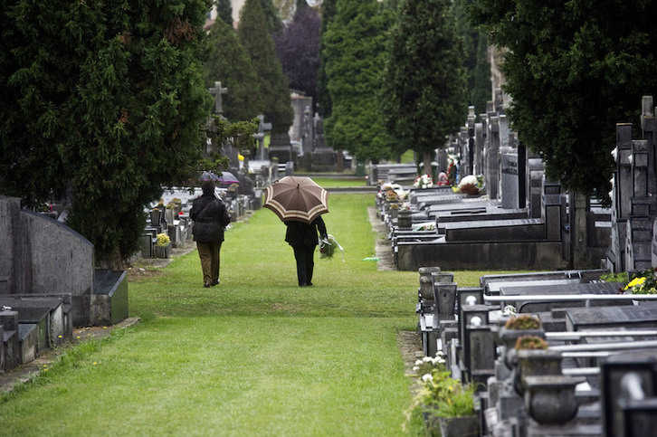 Los cementerios no se llenarán esta vez como otros años. En la imagen, Derio. (Luis JAUREGIALTZO | FOKU)