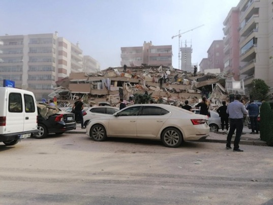 Restos de un edificio afectado por el terremoto en Izmir, al oeste de Turquía. (HANDOUT/AFP)