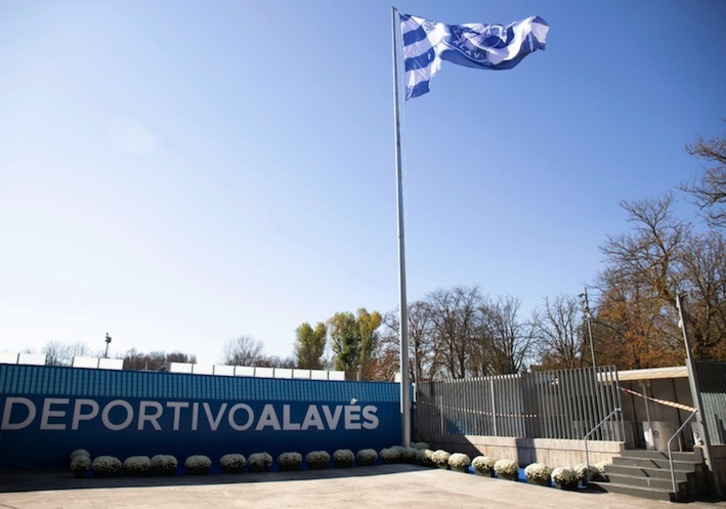 La bandera, ondeando al viento tras ser izada (ALAVÉS)