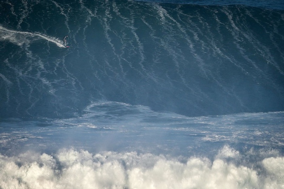 Surflari bat, olatuan barrena (Carlos COSTA / AFP)