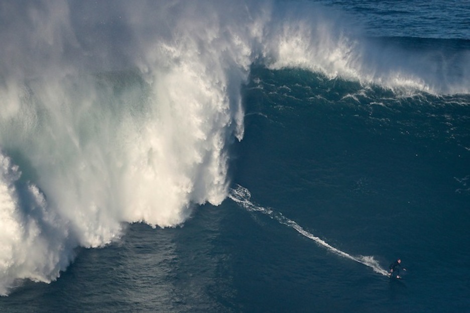 Surflaria, olatua lehertu ondoren biraketa egiteko prest (Carlos COSTA / AFP)