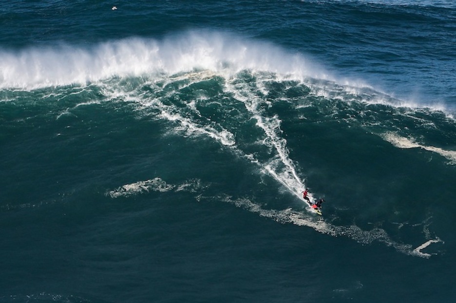 Nic Von Rupp eta Joao Guedes surflarien arteko talka olatu batean (Carlos COSTA / AFP)