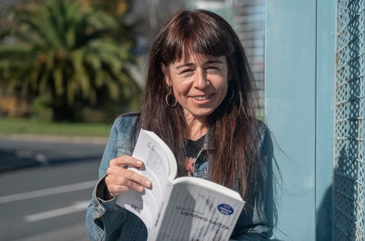 Idoia Garzes egile lasartearrak ‘Mendiko gaitza’ aurkeztu du Donostian. (Andoni CANELLADA I FOKU)