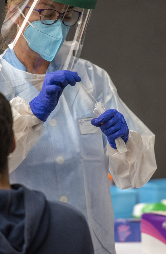 Una sanitaria con un test PCR en Zumaia. (Gorka RUBIO/FOKU)