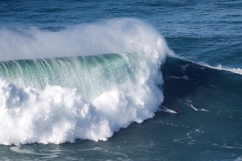 Surflariaren txikitasuna olatua erraldoiaren magalean (Carlos COSTA / AFP)