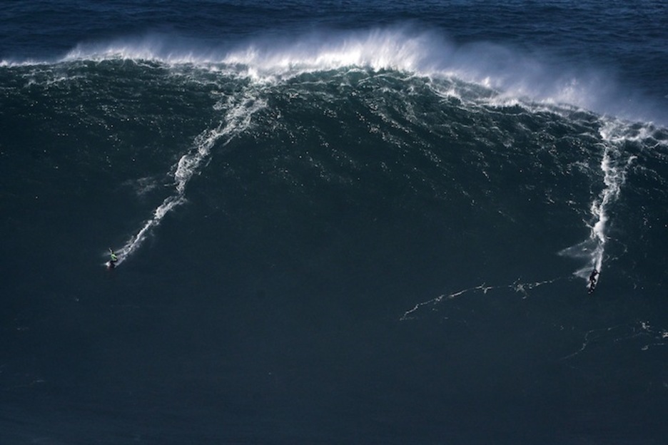 Bi surflari, olatu berdina jaisten (Carlos COSTA / AFP)