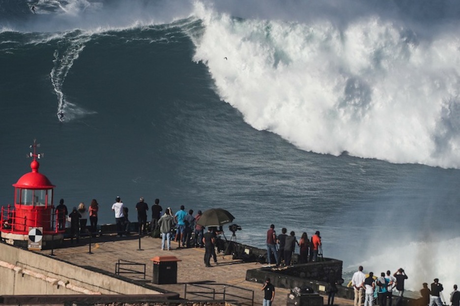 Irudi honetan bi surflari ikusten dira, jarraian zetozen bi olatu hartzen (Carlos COSTA / AFP)