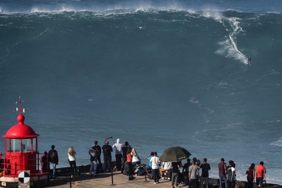 Surflaria, olatua hartzeko unean (Carlos COSTA / AFP)