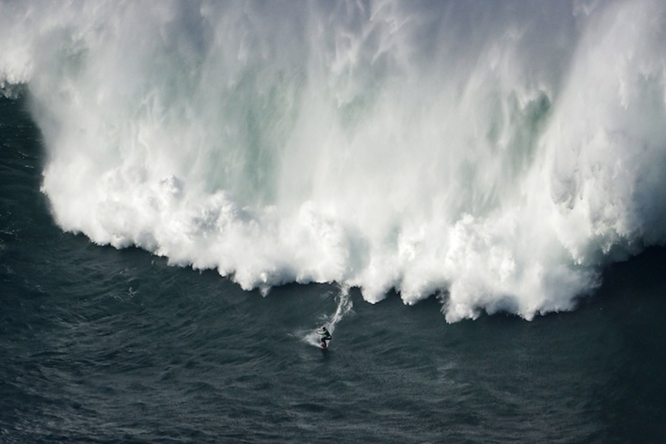 Eta beste surflari bat, olatua atzean lehertzen zaiola (Carlos COSTA / AFP)