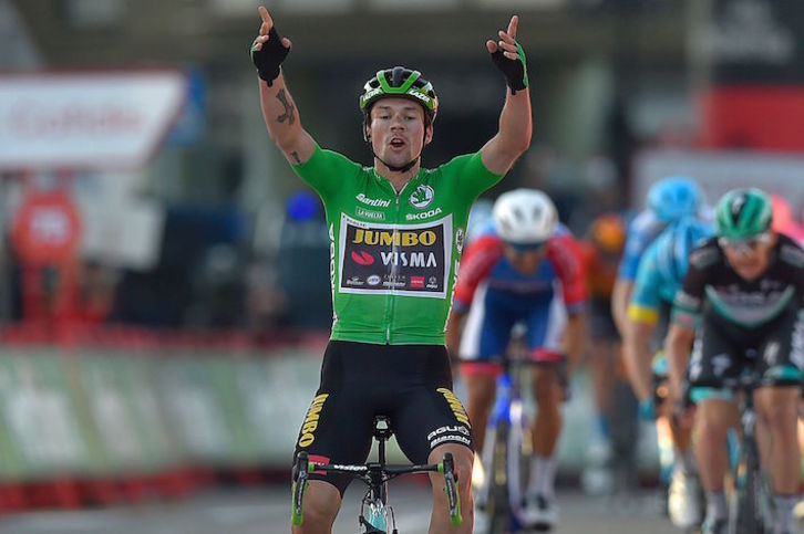 Roglic festeja su tercera victoria de etapa en Suances. (Ander GILLENEA/AFP)
