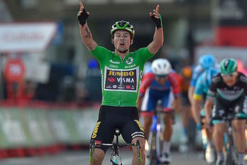 Roglic festeja su tercera victoria de etapa en Suances. (Ander GILLENEA/AFP)