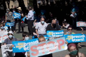 Iruñeko espetxera egindako martxa, pandemia garaian preso eta senideen egoeraz ohartaraziz. (Iñigo URIZ | FOKU)