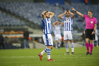 Portu, Merino y un tercer jugador realista al fondo se lamentan en el partido del jueves. (Juan Carlos RUIZ/FOKU)