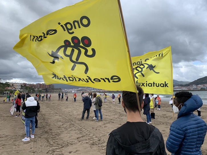 Acción de Ongi Etorri Errefuxiatuak este verano en playas de Euskal Herria. (Ongi Etorri Errefuxiatuak)
