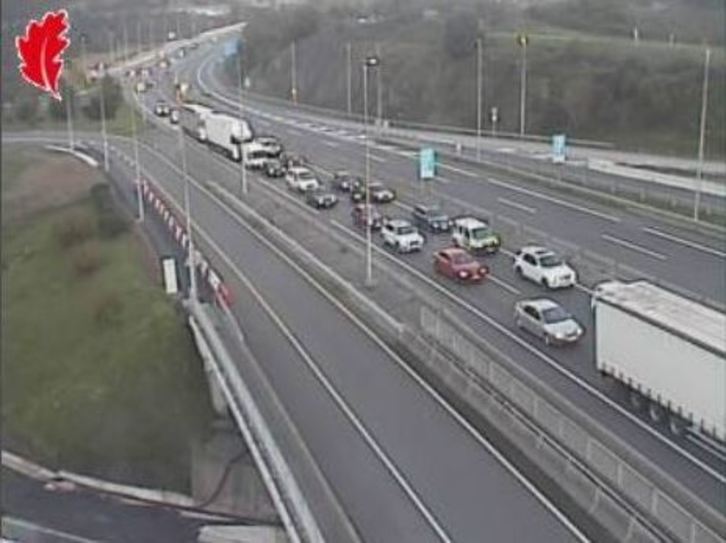 Imagen de las retenciones en la A-8 sentido Cantabria a las 18.00. (Trafiko Zuzendaritza)