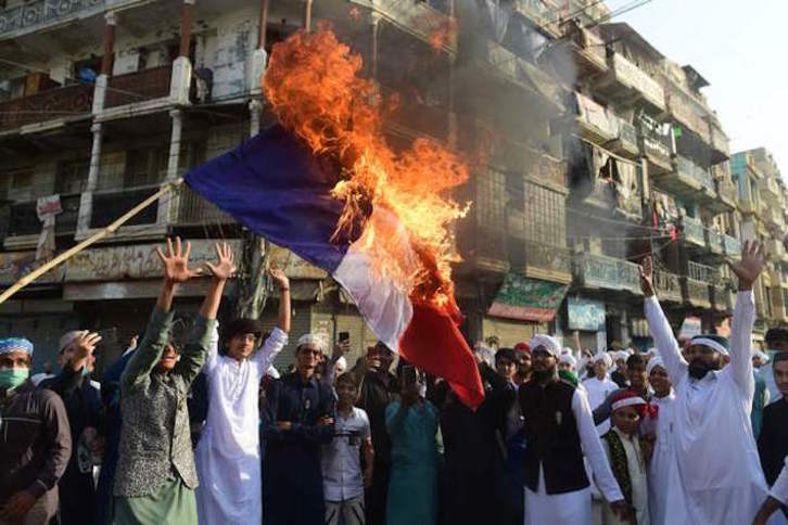 Manifestantes queman una bandera francesa en Karachi, Pakistán.(Assif HASAN/AFP)