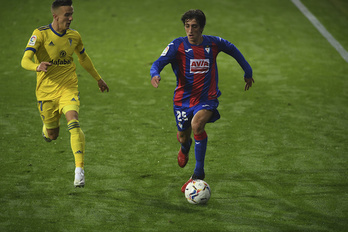 Bryan Gil avanza por banda junto a Salvi, autor del segundo gol visitante. (Jon URBE/FOKU)