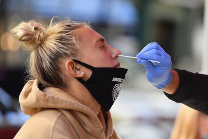 Una joven se somete a la prueba del coronavirus en Estados Unidos. (Angela WEISS/AFP)