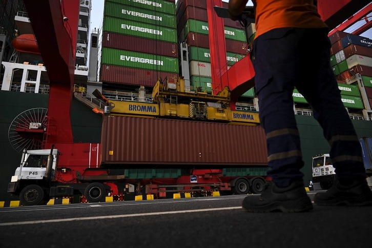  Embarque de los contenedores para su vuelta a Inglaterra. (Ishara S. KODIKARA/AFP) 