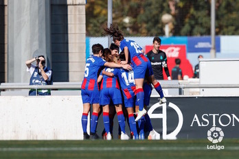 Las azulgranas celebran el gol de Thembi, que les acabaría dando la victoria. (LFP)