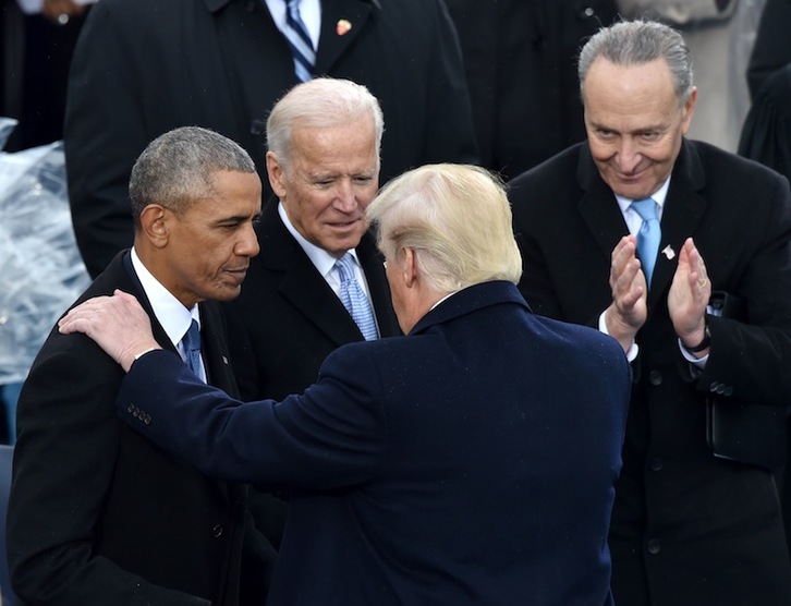 Obama, Biden eta Trump azken honek 2017ko urtarrilak 20an presidente kargua hartu zuenean. (Paul J. RICHARDS/AFP) 