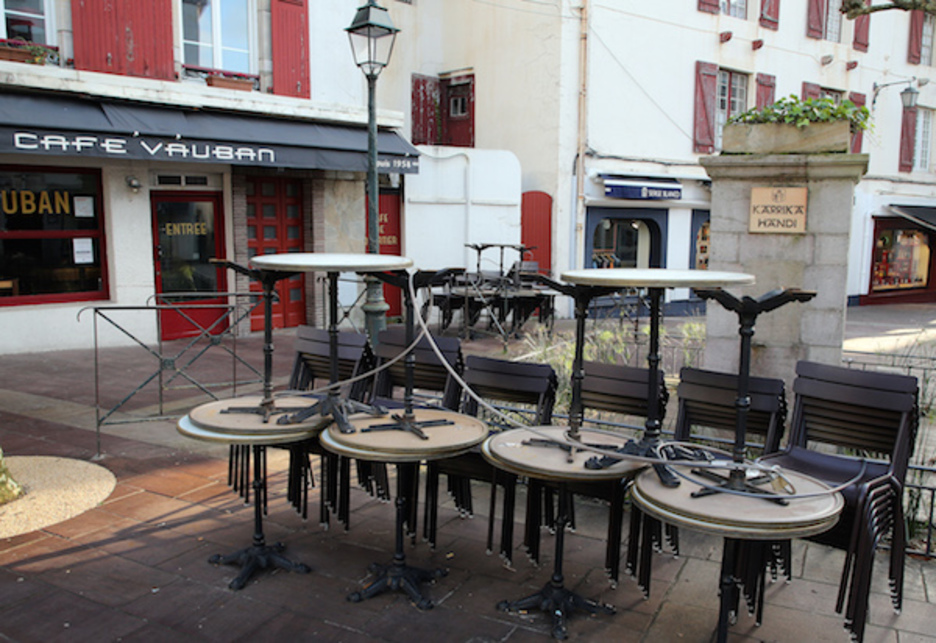 A Saint-Jean-de-Luz comme ailleurs, il est désormais impossible de boire un café en terrasse. Bars et restaurants gardent portes closes. © Bob Edme