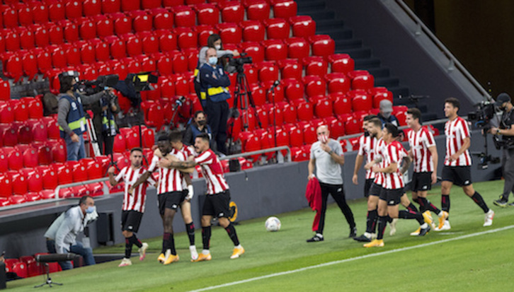 Los jugadores del Athletic celebran el segundo gol de Sancet con Williams autor del centro. (Marisol RAMIREZ / FOKU)