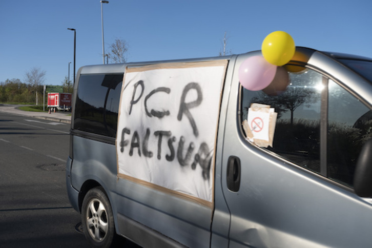 Uno de los vehículos que han participado en la caravana. (Jon URBE/FOKU)