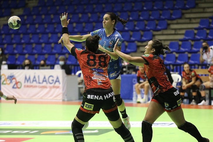 Esther Arrojeria (5 goles) ante Paula García y Rocio Campigli. (LA OTRA FOTO)