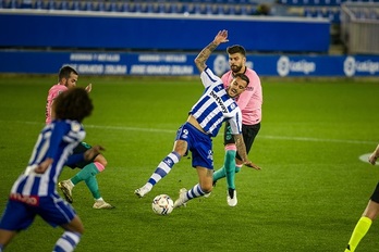 Joselu trata de proteger el balón ante Piqué. (Jaizki FONTANEDA / FOKU)