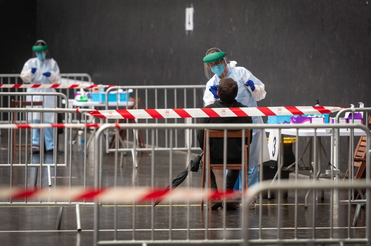 PCR frogak Zumaian. (Gorka RUBIO/FOKU).