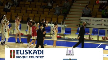 Momento en el que la plantilla de Casademont Zaragoza ha abandonado la cancha de Mendizorrotza entre aplausos (FEB)