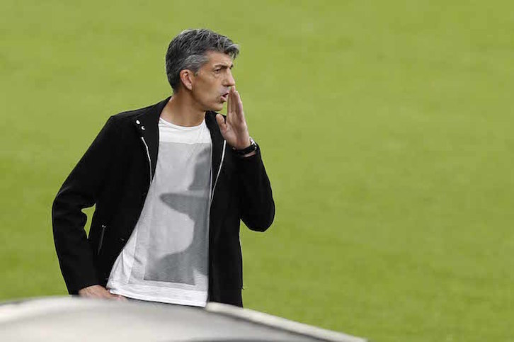 Imanol se dirige a sus jugadores durante el partido contra el Celta. (LOF)