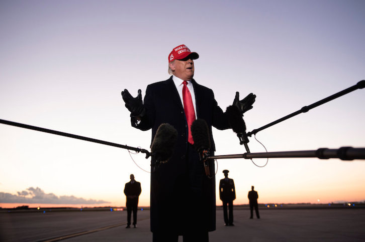 Trump se dirige a los medios en el aeropuerto de Charlotte-Douglas, en Carolina del Norte. (Brendan SMIALOWSKI/AFP)