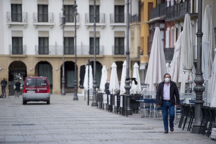 Imagen de archivo de la Plaza del Castillo de Iruñea, cuando los nuevos casos de coronavirus superaban los 500 diarios. (Iñigo URIZ/FOKU)