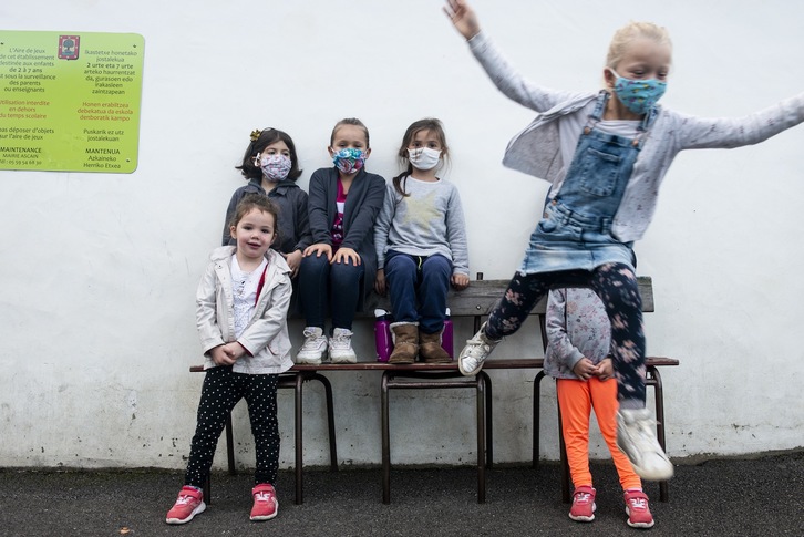 Azkaingo ikastolako haurrak lehen aldiz maskararekin joan dira klasera. (GUILLAUME FAUVEAU)
