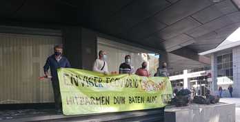 Trabajadores se han concentrado ante la sede de la empresa en Bilbo.